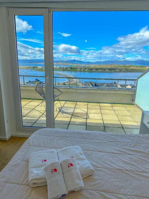 Bed, Balcony/Terrace, Mountain view, Sea view