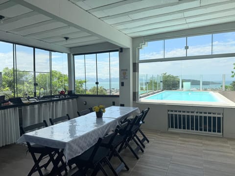 CASA COM PISCINA e VISTA PARA O MAR - Porto Belo-SC Bombinhas-SC House in Porto Belo