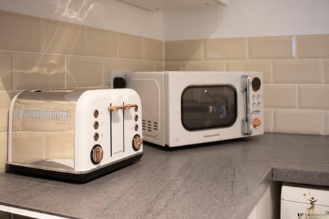 Kitchen or kitchenette, minibar, toaster