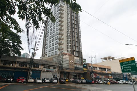 RedDoorz Premium @ West Avenue Quezon City Hotel in Quezon City