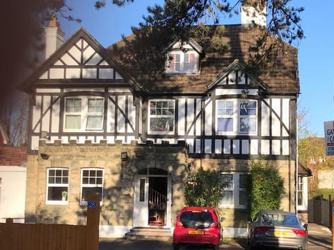 Gatwick Castle B&B Übernachtung mit Frühstück in Horley