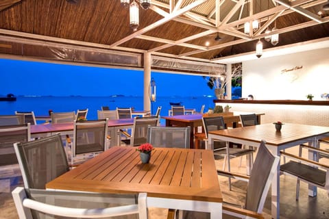 Restaurant/places to eat, Lobby or reception, Lounge or bar, Beach