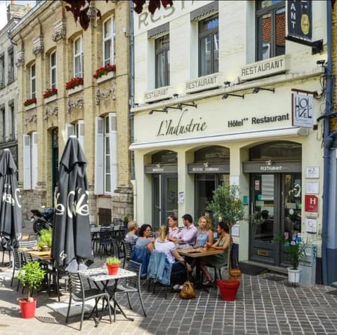 Property building, Restaurant/places to eat, Restaurant/places to eat, Off site, Day, People, View (from property/room), Balcony/Terrace, Other, Autumn, On site, Food, Guests, City view, Street view, Meals, Seasons, Location, group of guests, Quiet street view, internet