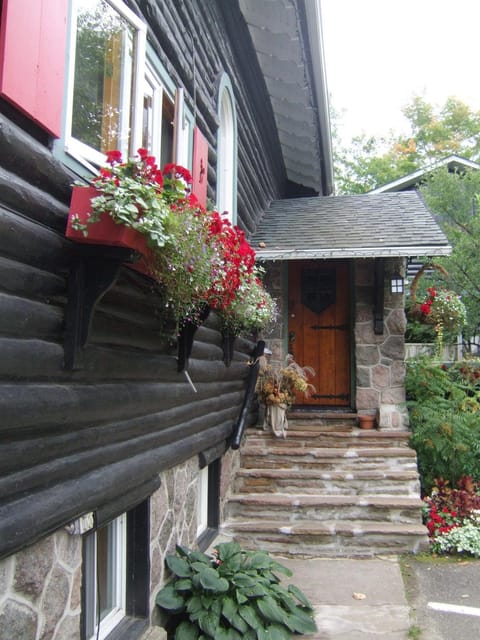 Auberge Le Lupin-Self Check-in Inn in Mont-Tremblant