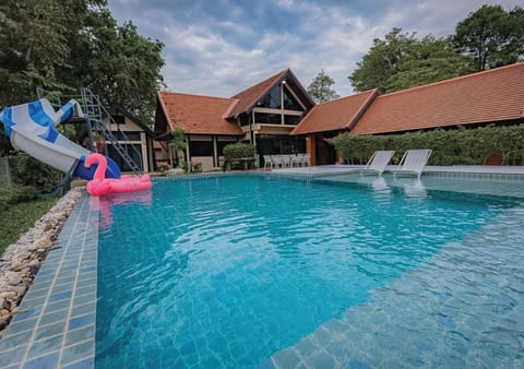 Property building, Day, Pool view, Swimming pool, sunbed