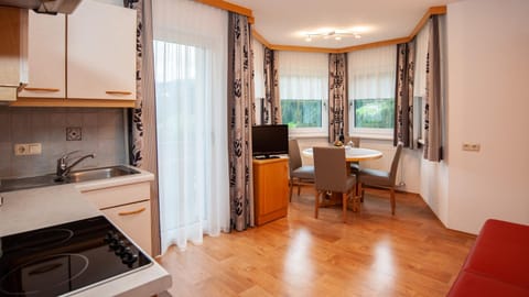 TV and multimedia, Balcony/Terrace, Kitchen or kitchenette, Living room, Decorative detail, Seating area, Dining area