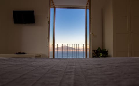 Bedroom, Mountain view, Sea view