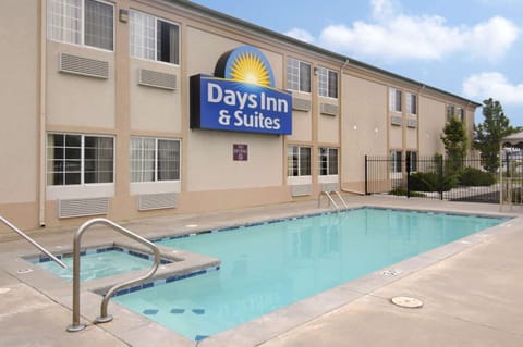 Days Inn & Suites by Wyndham Wichita Hotel in Wichita
