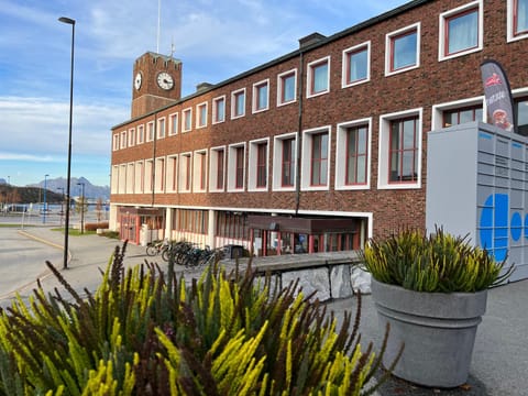 Property building, Facade/entrance, Day