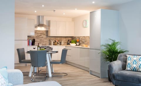 Cotels at 7Zero1 Serviced Apartments - Modern Apartments, Superfast Broadband, Free Parking, Centrally Located Condo in Milton Keynes