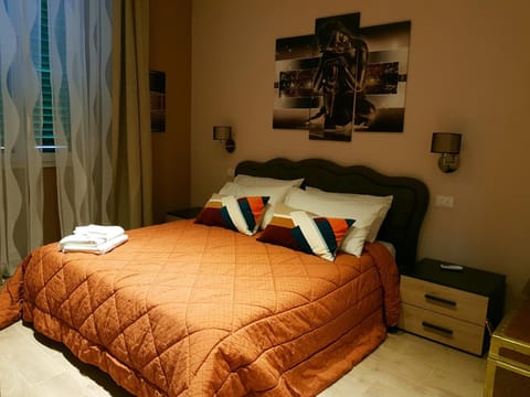 Photo of the whole room, Decorative detail