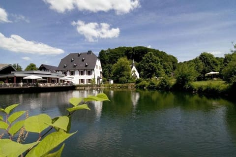 Malteser Komturei Hotel / Restaurant Hôtel in Bergisch Gladbach