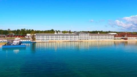 Hamilton Inn Select Beachfront Hotel in Mackinaw City