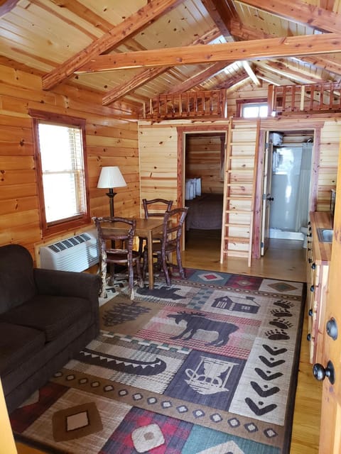 Cabins of Mackinac & Lodge Hôtel in Mackinaw City