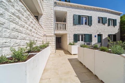 Property building, Facade/entrance, Bird's eye view