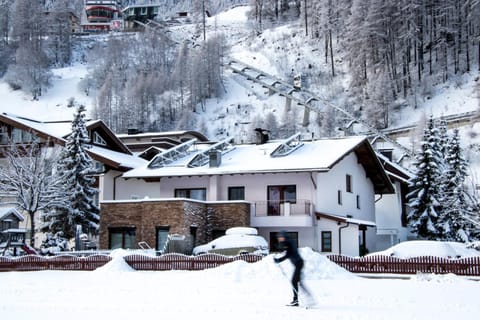 Property building, Off site, Day, Natural landscape, Winter, Other, On site, Area and facilities, Sports