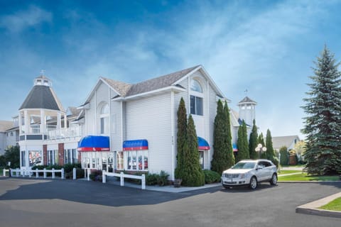 Ramada by Wyndham Mackinaw City Waterfront Hotel in Mackinaw City