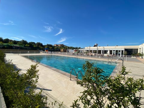 Day, Swimming pool