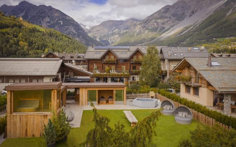 Property building, Day, Garden, Spa and wellness centre/facilities, Garden view