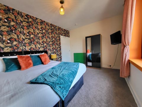 Bed, TV and multimedia, Bedroom, wardrobe