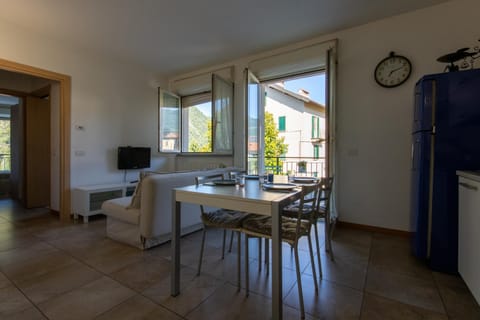 Kitchen or kitchenette, Seating area, Dining area