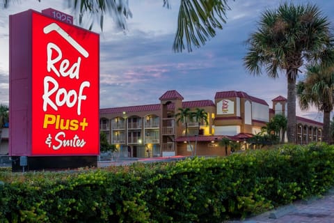 Red Roof Inn PLUS+ & Suites Naples Downtown-5th Ave S Hotel in East Naples