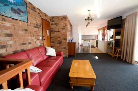 Pontis Lodge Waterfront Apartment Condo in East Jindabyne