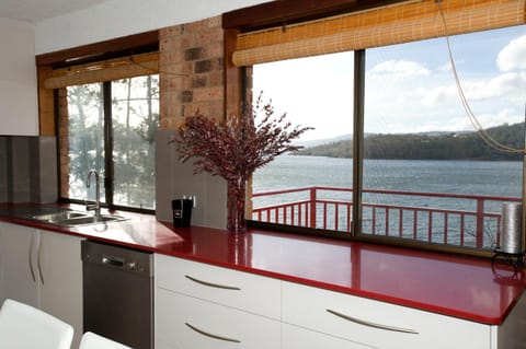Pontis Lodge Waterfront Apartment Condo in East Jindabyne