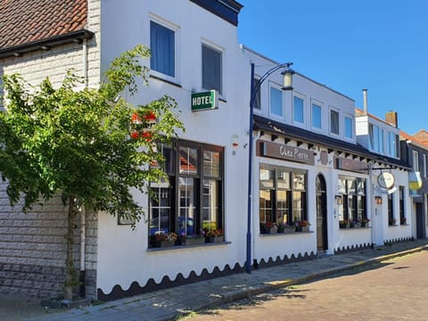 Property building, Restaurant/places to eat, Facade/entrance, Property logo or sign, Food and drinks, Logo/Certificate/Sign