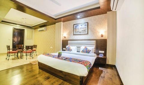 Property building, Bed, Photo of the whole room, Seating area, Bedroom, air conditioner