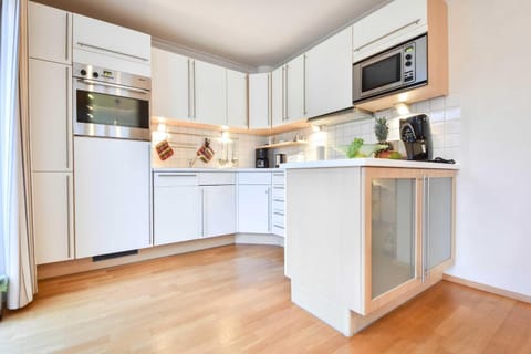 Kitchen or kitchenette, dishwasher, oven