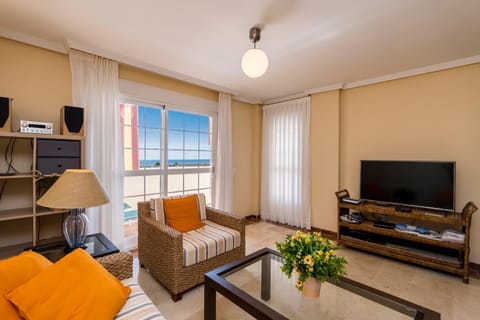 Communal lounge/ TV room, Living room, Sea view