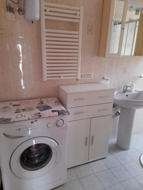 Bathroom, washing machine