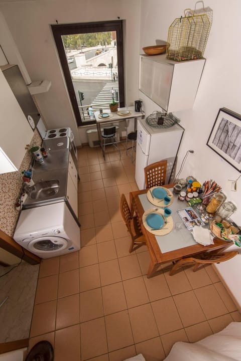 Kitchen or kitchenette, Dining area, Communal kitchen, Breakfast, Buffet breakfast, Italian breakfast, young children, older children, group of guests, Family