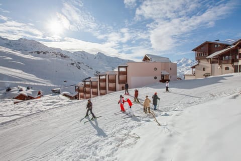 Property building, Day, People, Natural landscape, Winter, Skiing, Mountain view, group of guests