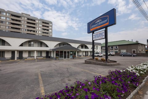 Howard Johnson by Wyndham Downtown Kamloops Motel in Kamloops