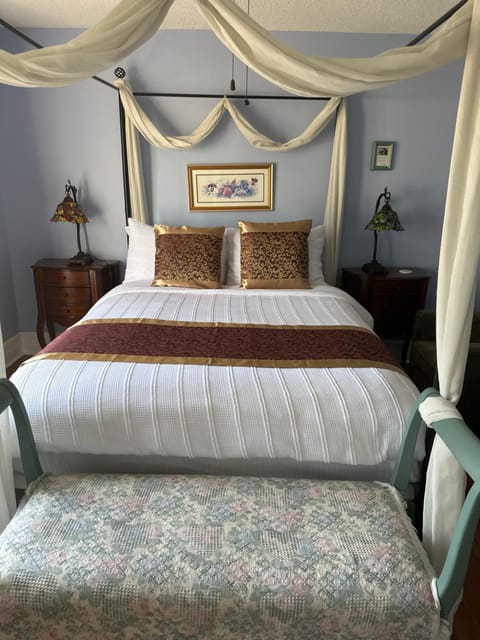 Blue Gables Bed and Breakfast Bed and Breakfast in Niagara Falls