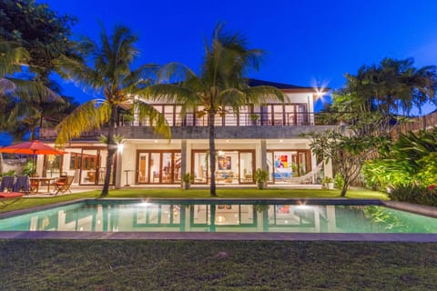 Property building, Garden, Swimming pool