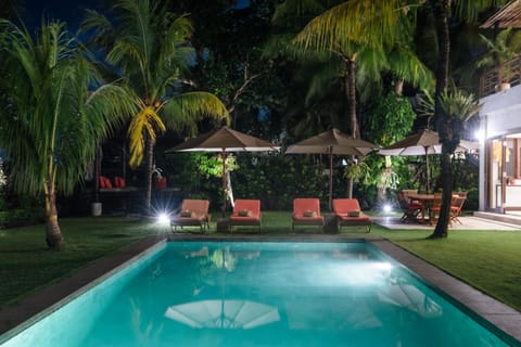 Swimming pool, sunbed