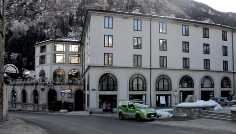 Facade/entrance