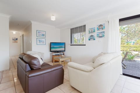 Carindale, 13 19 Dowling Street - Ground floor unit with complex pool and tennis court Apartment in Nelson Bay