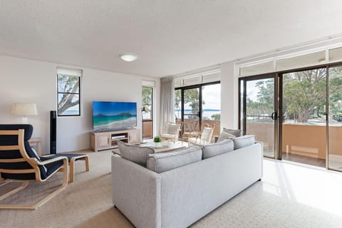 Columbia, 3 12 Columbia Close - large unit with fantastic water views and wifi Condo in Nelson Bay