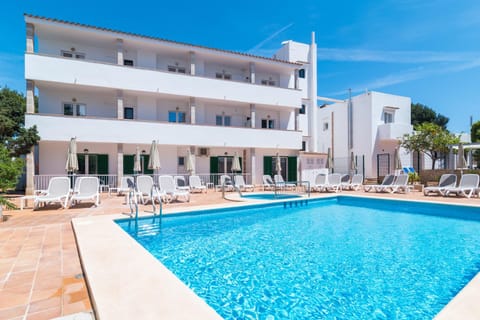 Property building, Day, Pool view, Swimming pool, sunbed