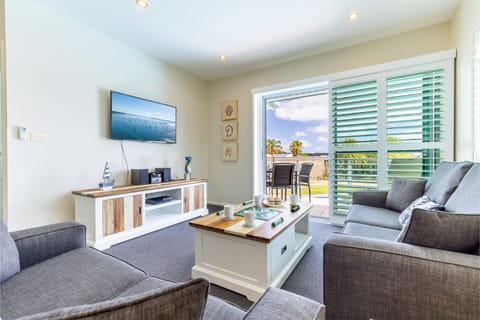 Pacific Blue 278-265 Sandy Pt Rd- Dual Key Access, Wifi, Linen and Air Conditioning Casa in Corlette