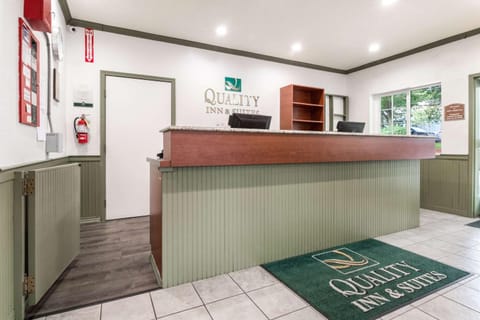 Quality Inn & Suites Bainbridge Island Motel in Bainbridge Island