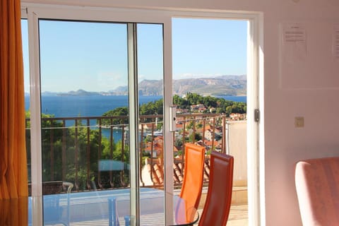 Living room, Dining area, City view, Landmark view, Sea view