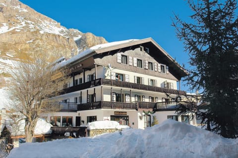 Facade/entrance, Winter