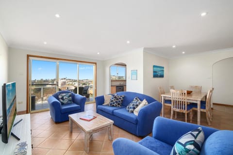 Scenic Beachside Apartment, near Bar & Restaurant Apartment in Terrigal