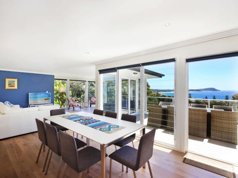 Enjoy Spectacular Oceanviews with BBQ & Airy Space Haus in Terrigal