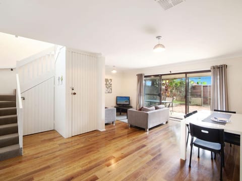 Family Beachside Getaway with BBQ and Patio Haus in Terrigal
